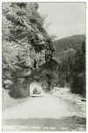 hanging_rock.JPG (129887 bytes)